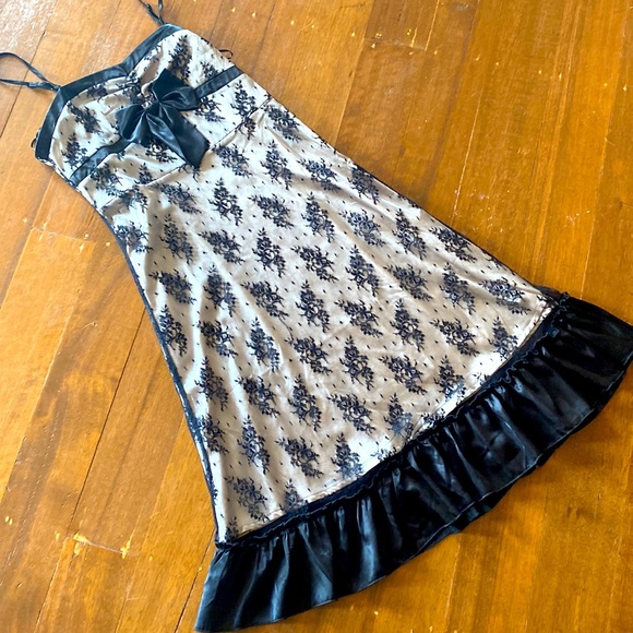 ckm Dresses & Skirts - Gorgeous beige and black tulle gown size medium